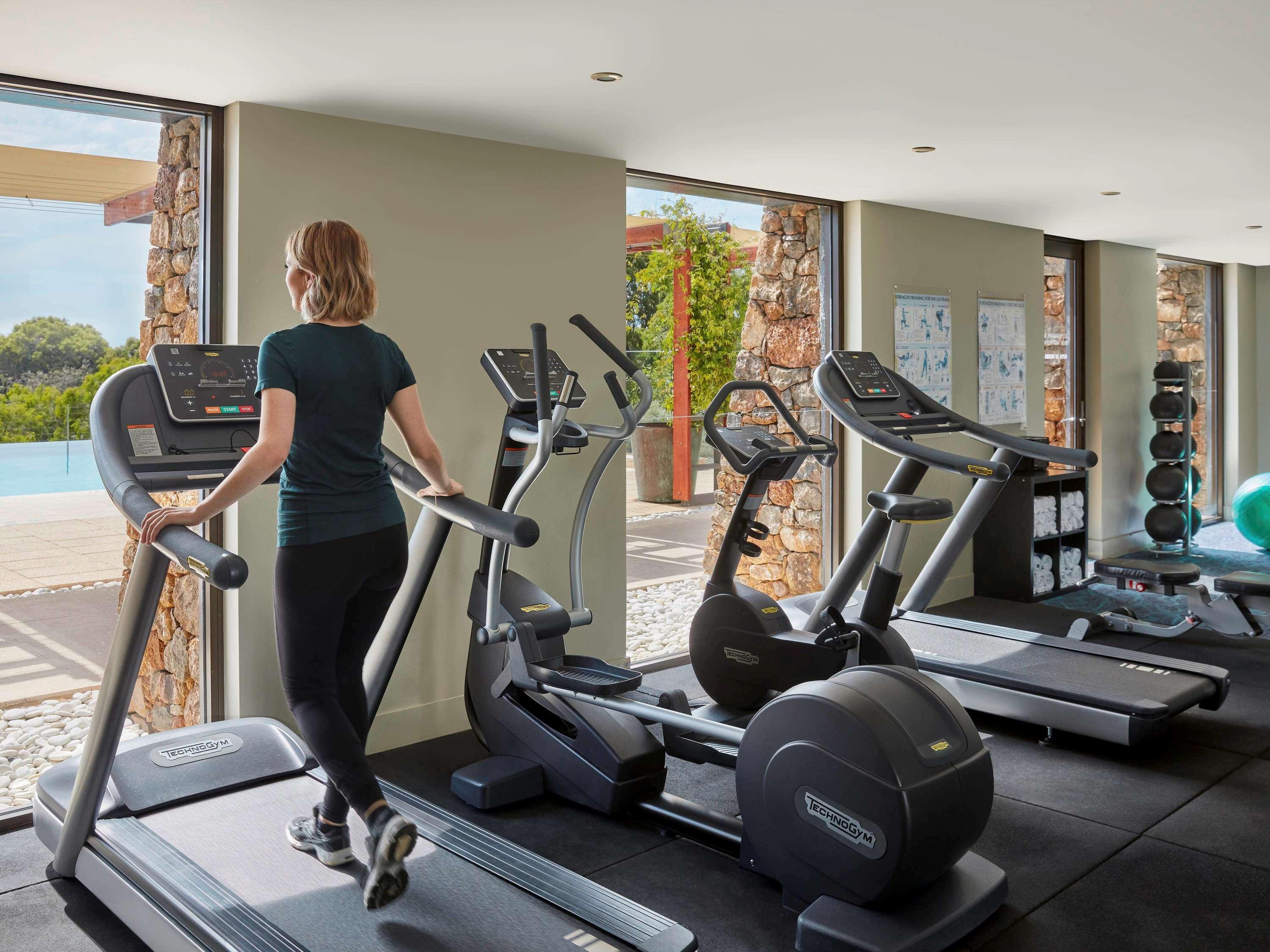 Pullman Bunker Bay Resort Margaret River Дансборо Экстерьер фото A woman on a treadmill
