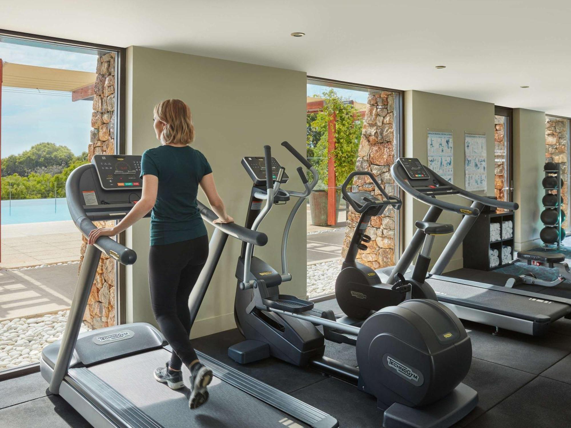 Pullman Bunker Bay Resort Margaret River Дансборо Экстерьер фото A woman on a treadmill